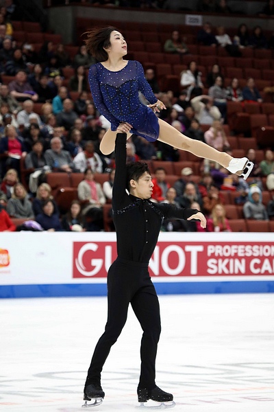 Wenjing Sui and Cong Han performing a pairs element